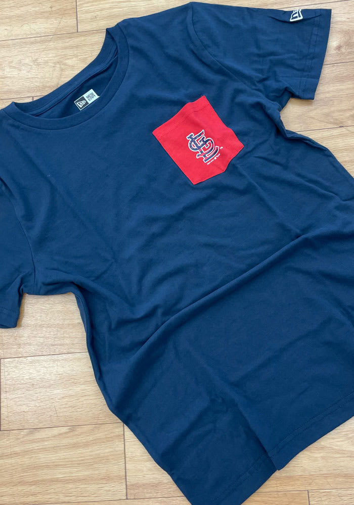 ☆New Era☆ MLB St. Louis Cardinals Felt Pocket T-Shirt Off New Era 2025 MLB St. Louis Cardinals Felt Pocket T-Shirt