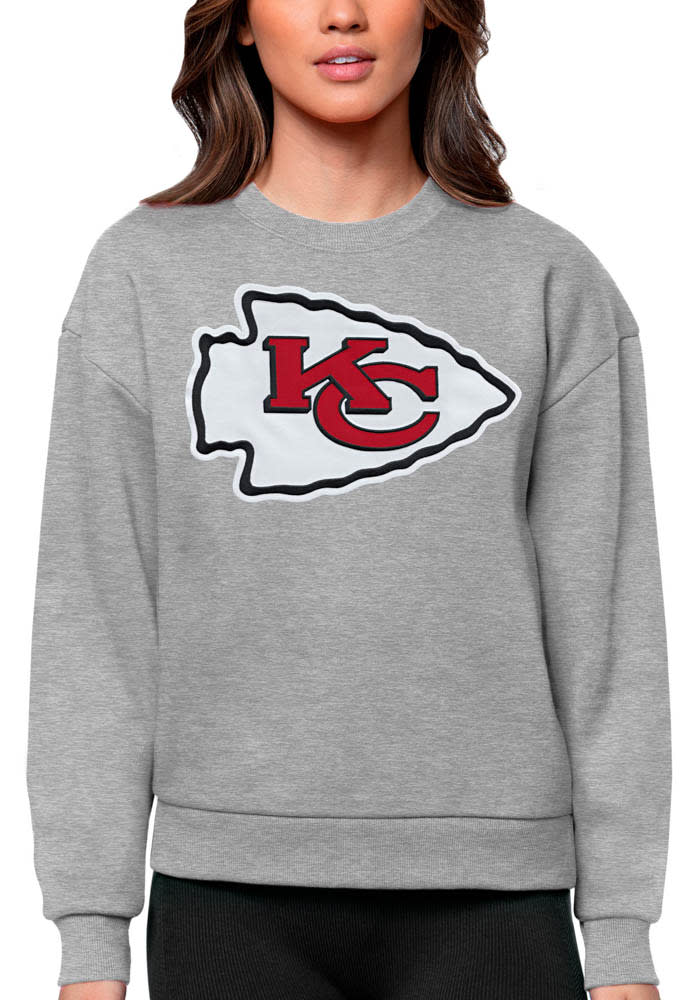 Antigua Kansas City Chiefs Women's Grey Victory Crew Sweatshirt, Grey, 65% Cotton / 35% POLYESTER, Size XL, Rally House