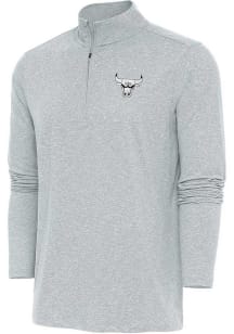 Antigua Chicago Bulls Mens Grey Metallic Logo Hunk Long Sleeve 1/4 Zip Pullover