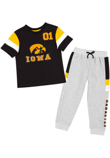Toddler Iowa Hawkeyes Black Colosseum Horse Race Top and Bottom Set