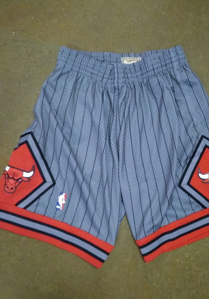 Mitchell and Ness Chicago Bulls Mens Grey 95-96 Reload 2.0 Swingman Shorts