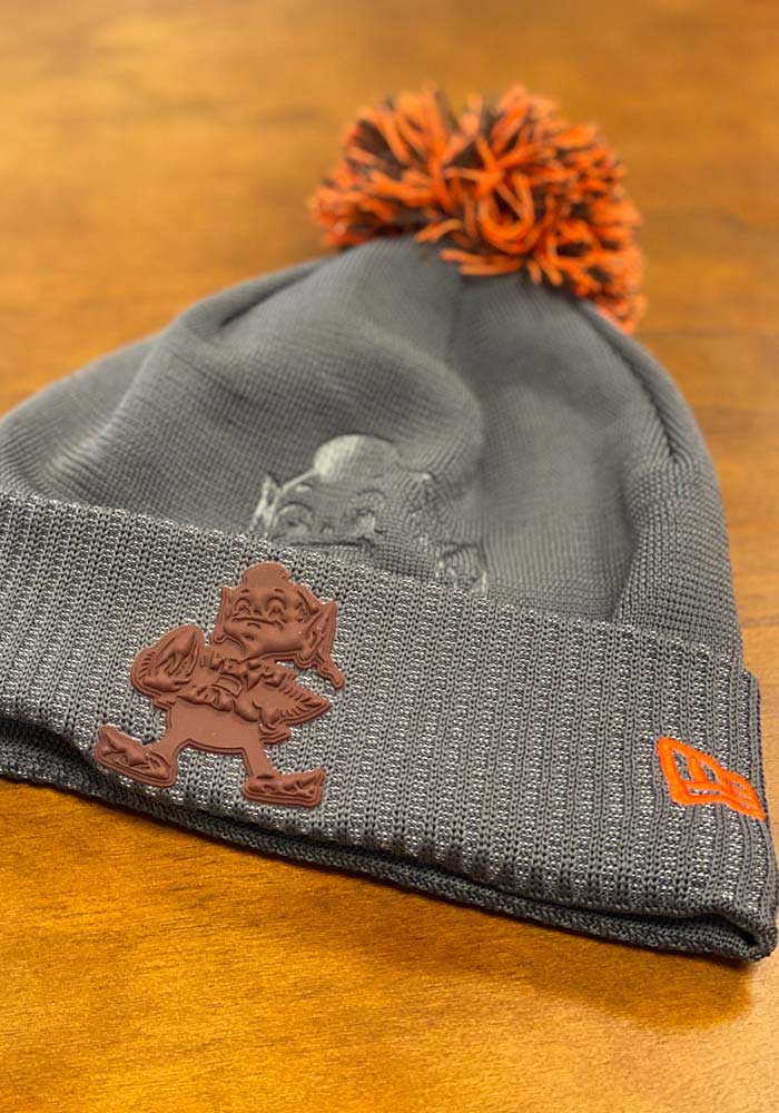 New Era Cleveland Browns Grey Retro Dart Cuff Pom Tech Mens Knit Hat