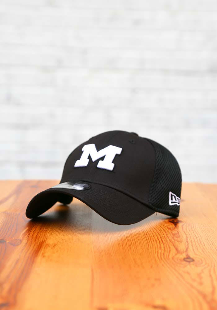 New Era Michigan Wolverines Mens Black White Logo Neo 39THIRTY Flex Hat