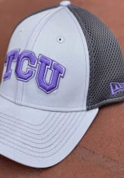 New Era TCU Horned Frogs Mens Grey Grayed Out Neo 39THIRTY Flex Hat