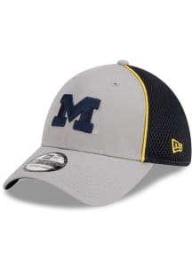 New Era Michigan Wolverines Mens Grey Pipe Neo 39THIRTY Flex Hat