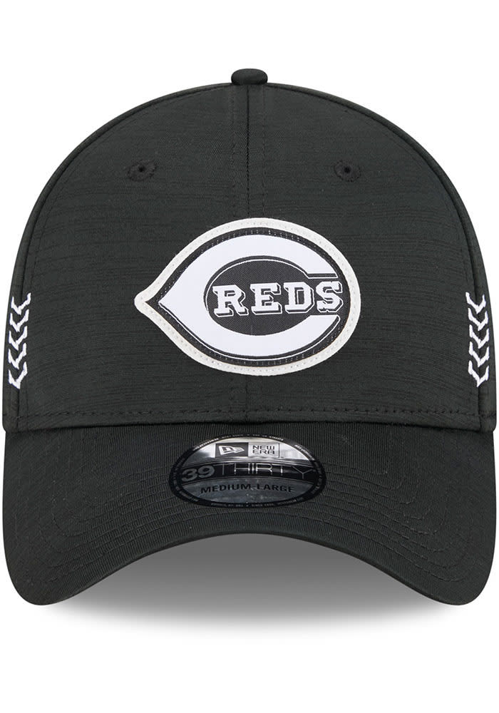 New Era Cincinnati Reds Mens Black 2024 Clubhouse Alt CW 39THIRTY Flex Hat