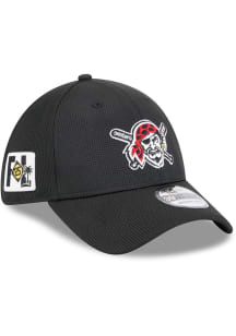 New Era Pittsburgh Pirates Mens Black 2025 Spring Training 39THIRTY Flex Hat